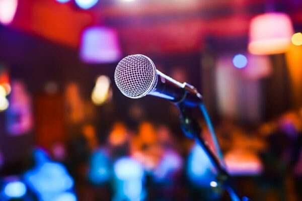 microphone-on-stage-against-a-background-of-audito-5CSCHA3 microphone-on-stage-against-a-background-of-audito-5CSCHA3